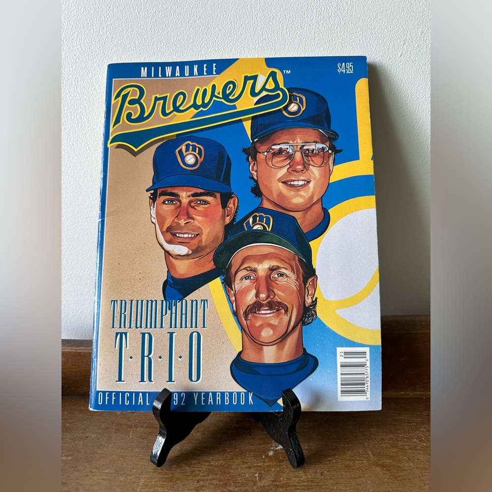 1992 OFFICIAL YEAR BOOK Milwaukee Brewers Magazine-Excellent Condition